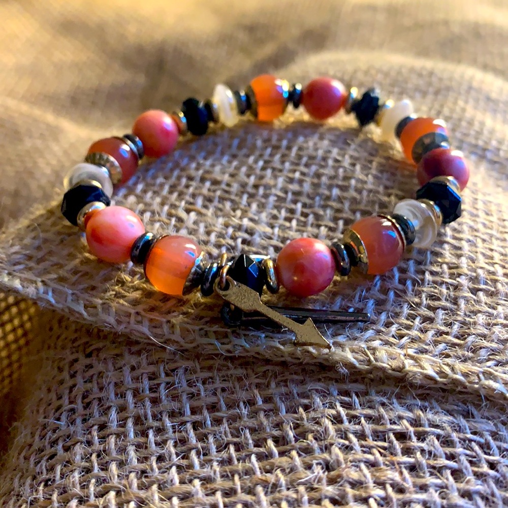 Express | Stretchy Bead Fashion Bracelet with Arrow Charm | Pink & Gold